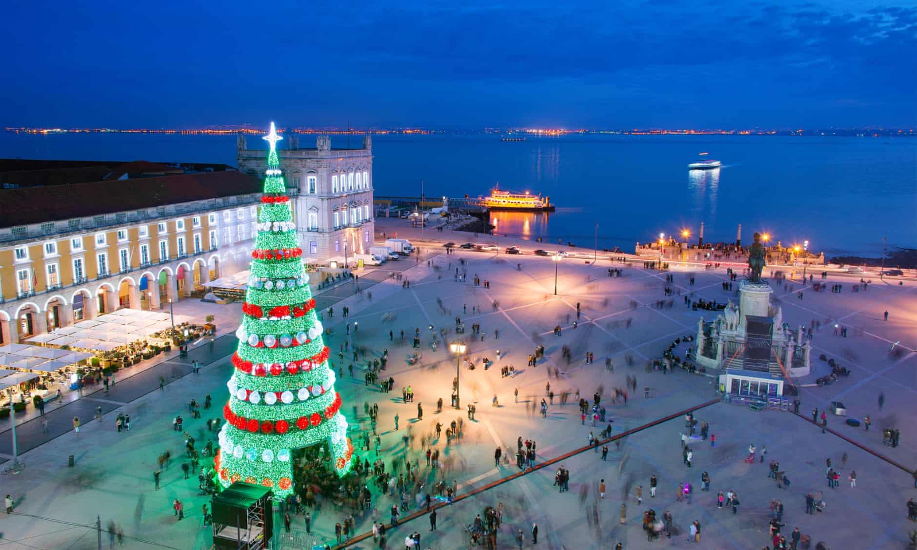 A complete Walking Tour Guide to admire Christmas in Lisbon.